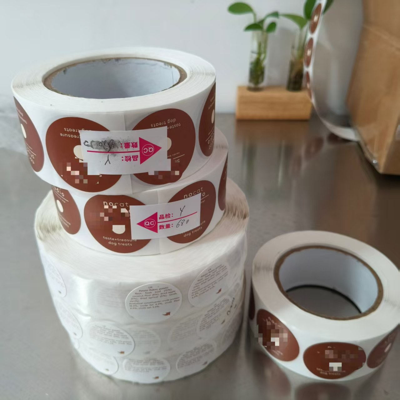 JOJO Pack pripravuje zásielku vlastných nálepiek s pochúťkami pre psov dánskemu klientovi