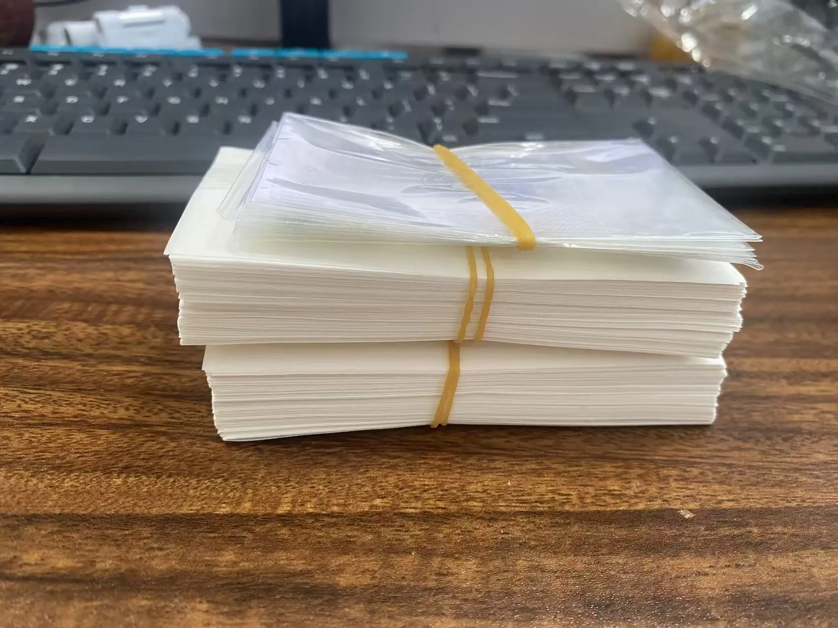 Hologramová nálepka kreditnej karty JOJO Pac odoslaná do Pakistanu