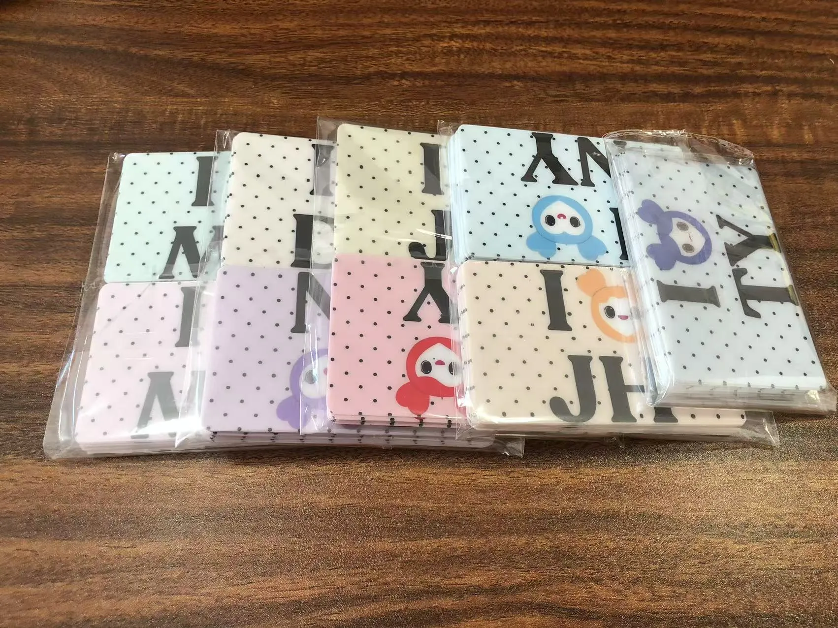 Balík JOJO odosiela krycie nálepky kreditných kariet zákazníkom v USA