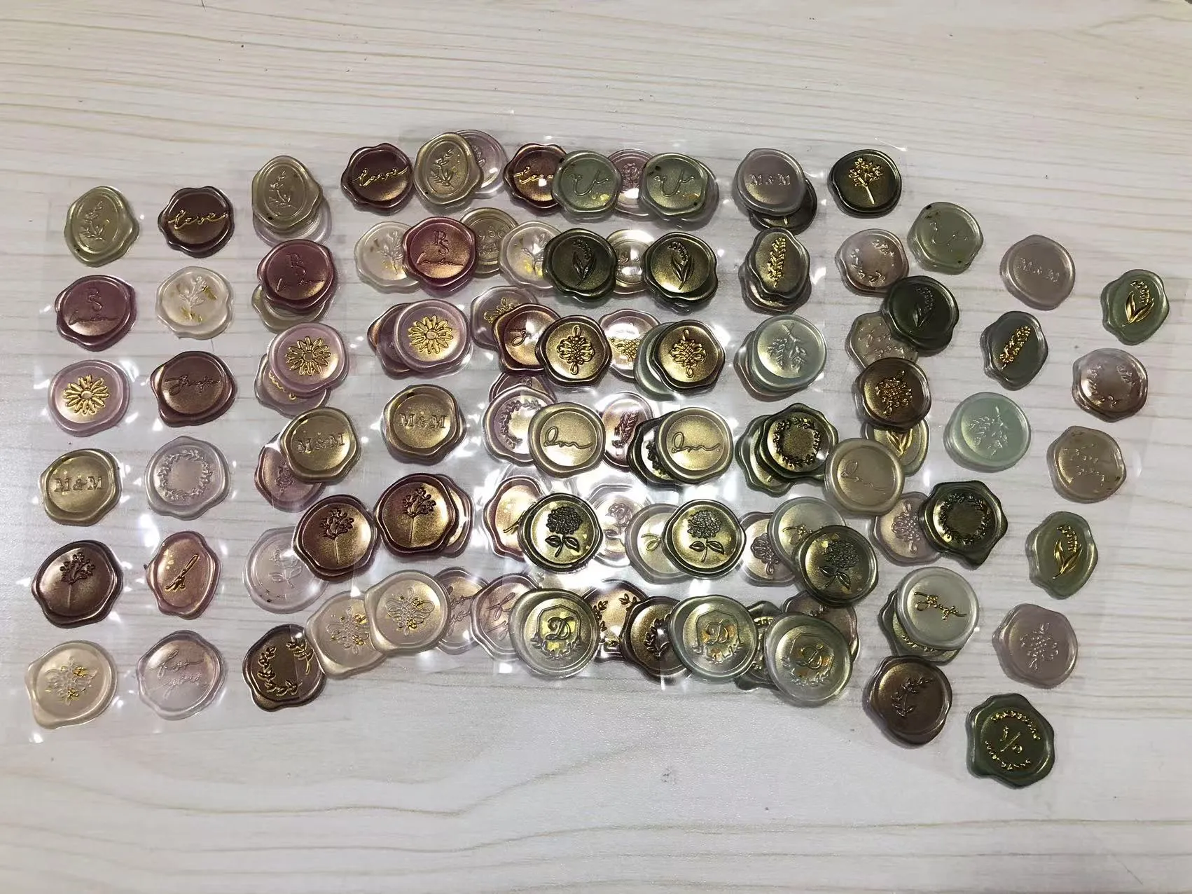 Nálepky s voskovou pečaťou boli odoslané