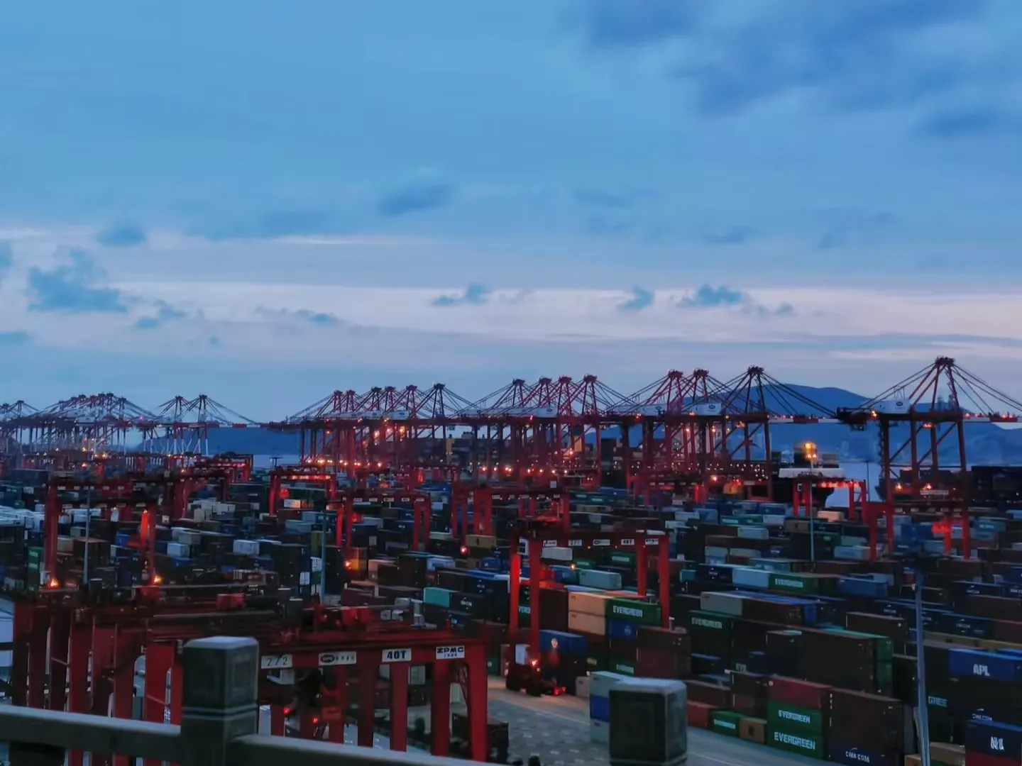 Celková hodnota dovozu a vývozu Číny dosiahla 41,21 bilióna jüanov.