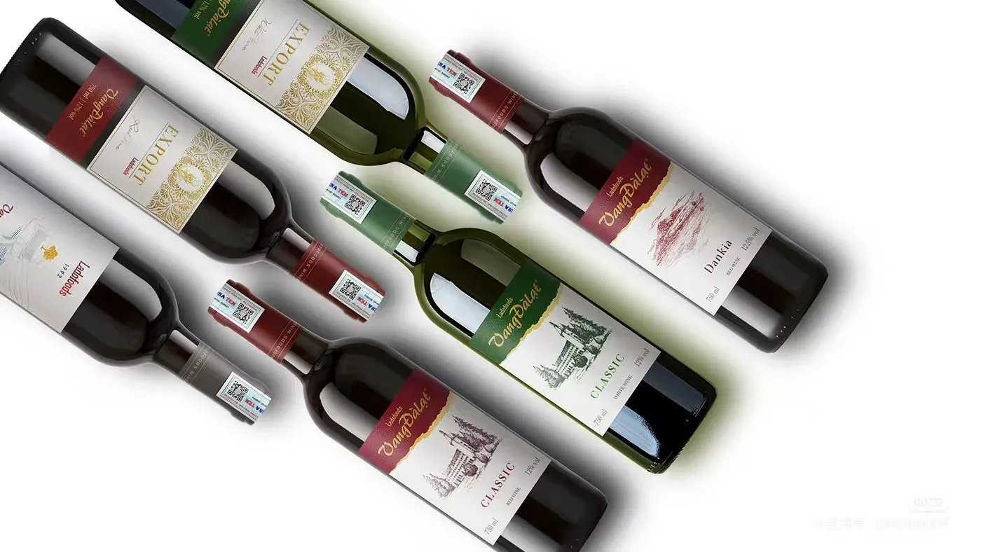 Aké techniky sa bežne používajú na etikety vína?