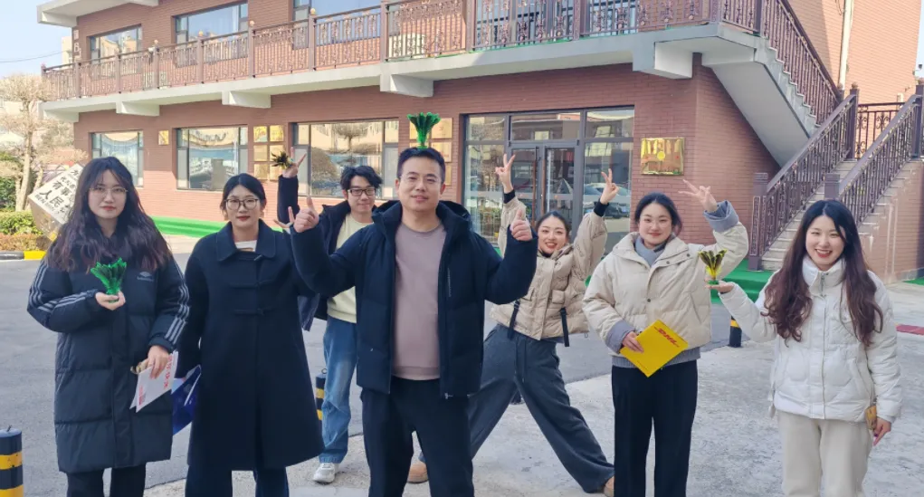 Krátka prestávka na obed nabije kanceláriu zábavou s raketoplánom