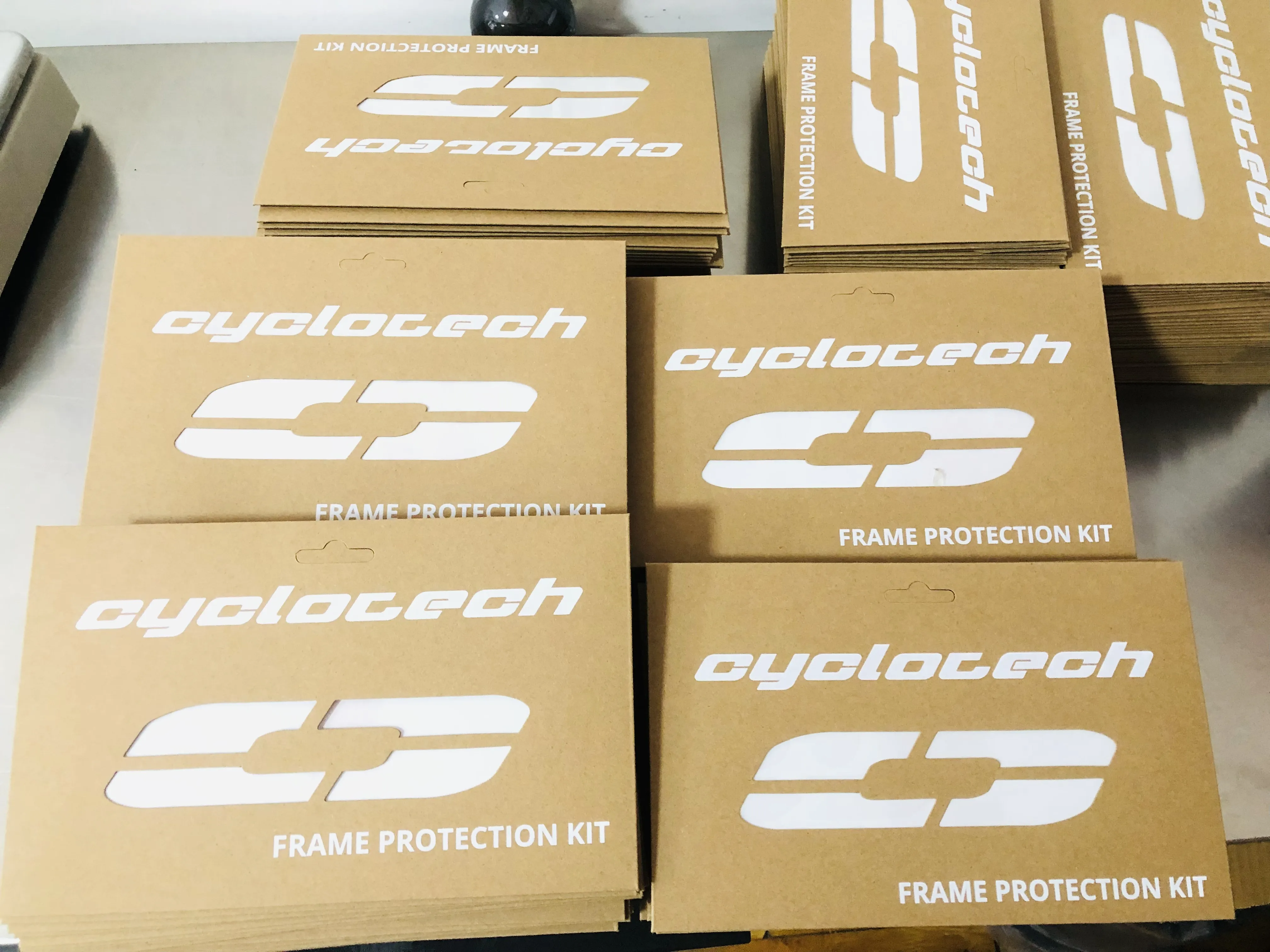 Nálepky na rám bicykla sa teraz odosielajú do Holandska