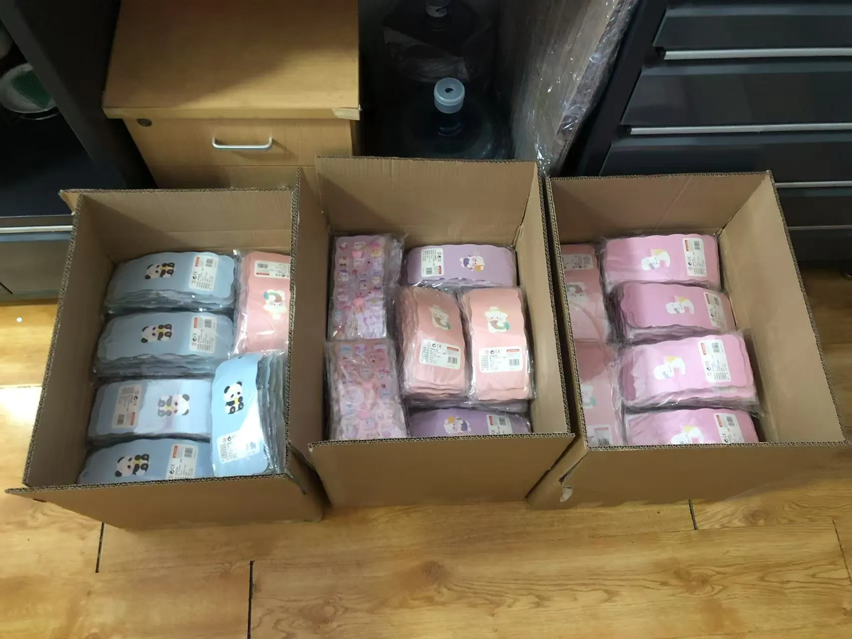 Máte radi stláčateľné nálepky v tvare zadku?