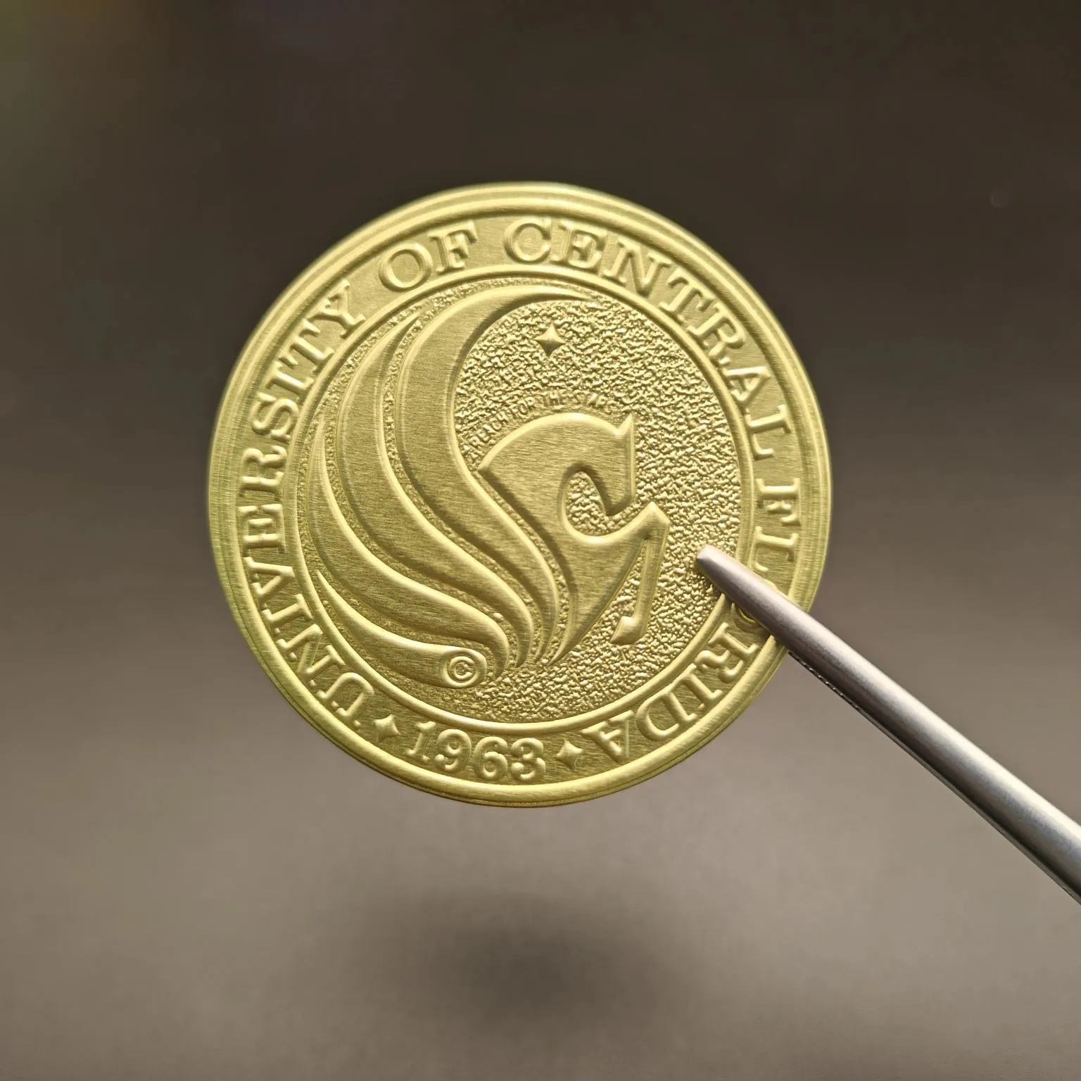 Reliéfne etikety na víno s okrúhlou fóliou